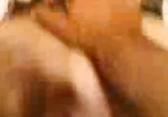 Ragazza dai capelli lunghi succhia dildo e video erotici sexy mostra la mungitura