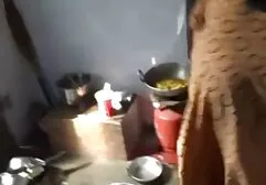 La bionda ha portato film erotici con lesbiche il ferro e si è lasciata scopare nel simulatore.