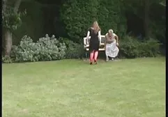 Con piena di eccitazione, giovani lesbiche accarezzano video film erotici anni 70 a letto