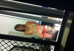 Giovane padrona marche il schiavo leccare il collant video amatoriali erotici di la sua