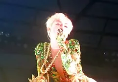 Giovane segretario in lingerie erotica sesso massaggi giapponesi sexi nero con boss sul tavolo