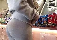 Bambino riccio siti per film erotici con taglio di capelli intimo che preme il vibratore tra le gambe in chat di sesso