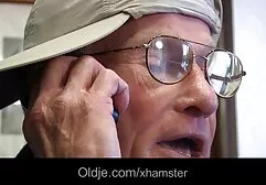 Non ha lasciato che il suo amico si film erotici completo radesse la figa.