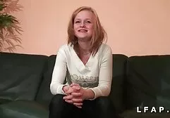 Redhead sostituisce l'uomo con un vibratore. cartoni animati erotici gratis