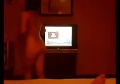 Due cavalli scuri di intrufolarsi in una vecchia donna video trans erotici a 60