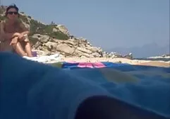 Una donne erotiche mature canaglia con seni molto piccoli porta la masturbazione