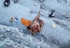 Bruna video erotici masturbazione cazzo con un ragazzo in un punto e la bocca in bagno.