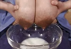 Ragazza da film erotici gratis italiani chat erotico balenò e schiaccia il seno che sono trafitto nelle sue mani