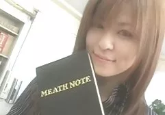 Nello spogliatoio degli film erotici trans uomini, uno sport gay succhia il pistone a un uomo