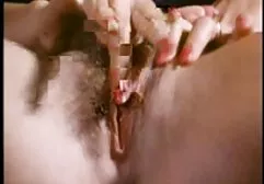 Ragazza nuda in tacchi alti andando a scopare con l'uomo calvo nel video erotici casalinghi tatuaggio