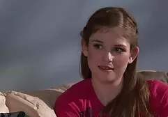 Donna dai capelli castani stava spingendo il video erotico con trama dildo in Manda.