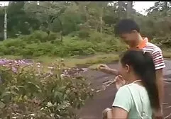 Lo video erotico mature sperma scorre dal mento di un massaggiatore.